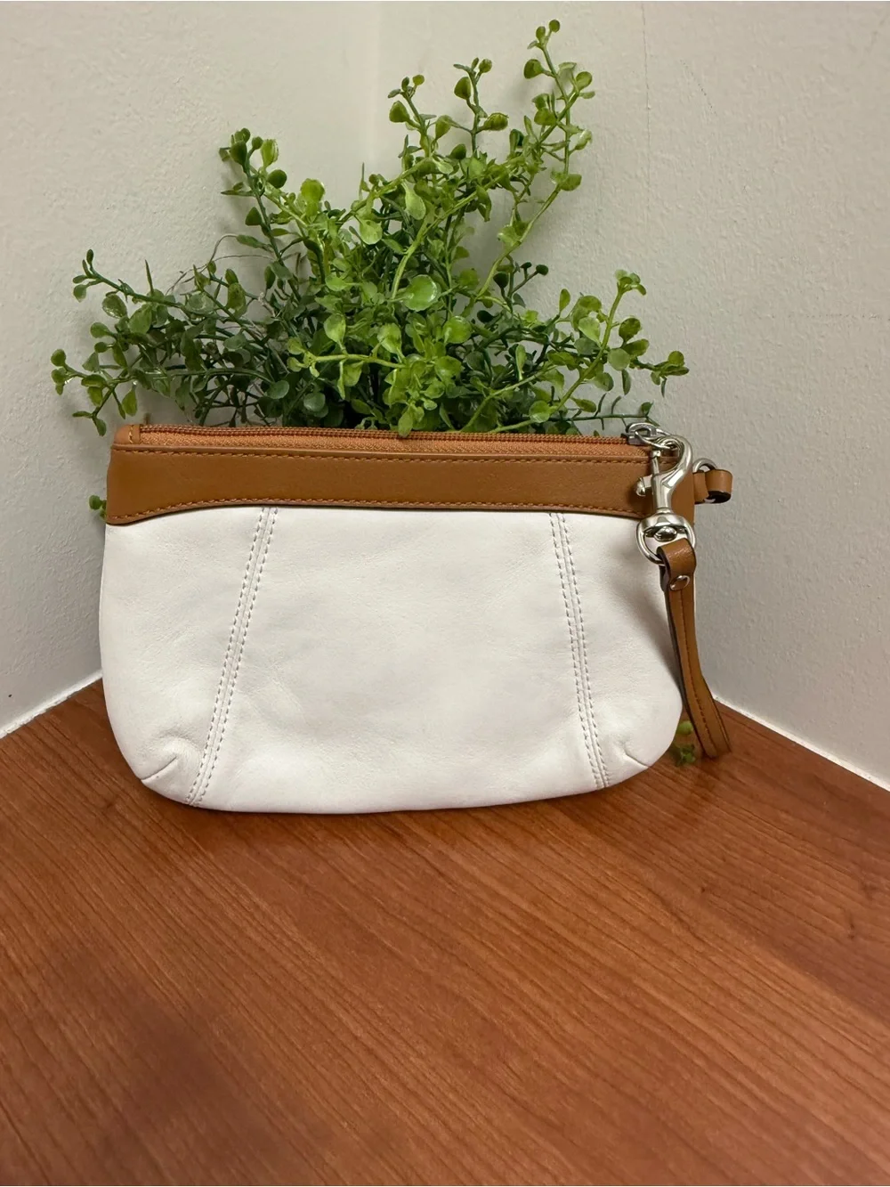 COACH SoHo Y2K White Leather Wristlet with Tan Trim EUC